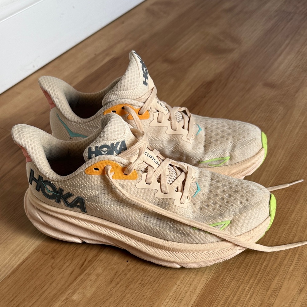 Women’s Hokas Clifton 9